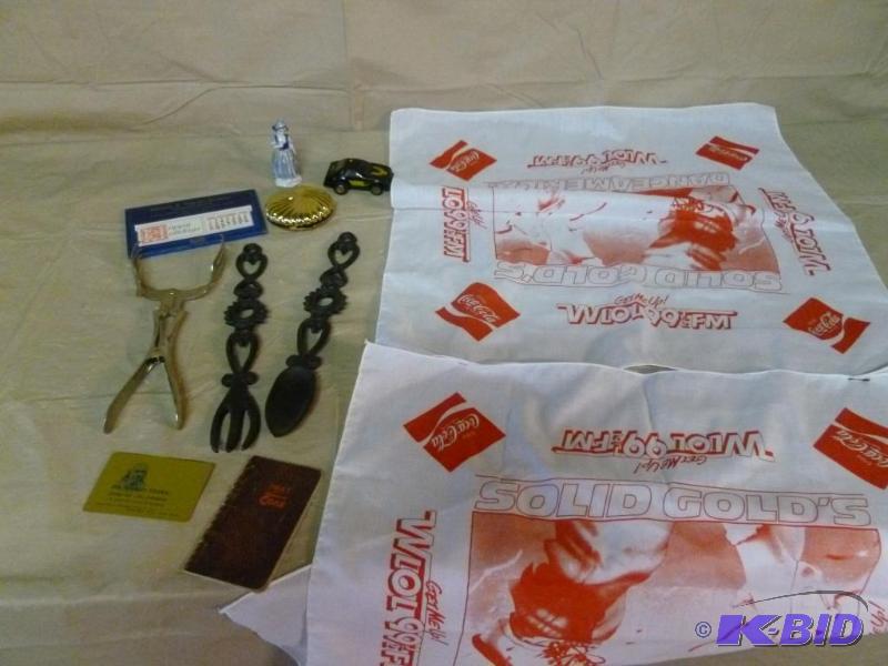 lot 103 image: Lot of vintage and collectible items that inc...