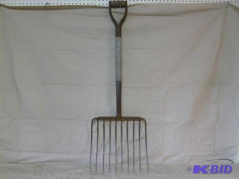 lot 28 image: Heavy duty ten tine silage fork that measures...