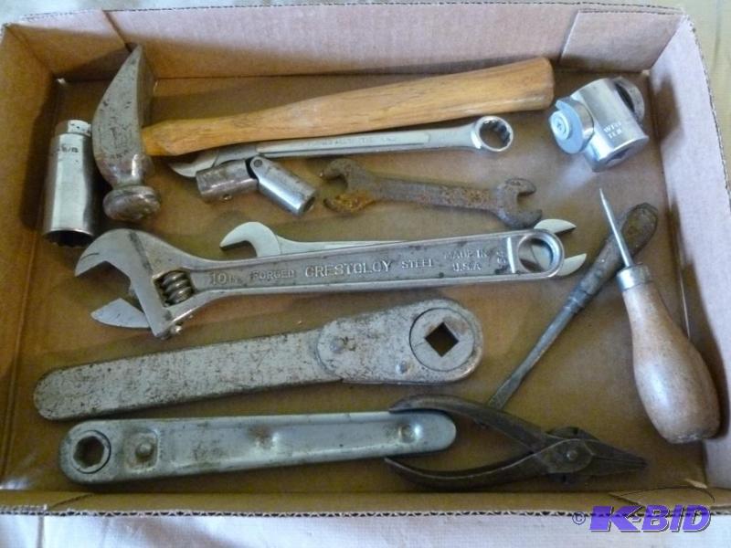 lot 34 image: Lot of good assorted tools that includes a la...