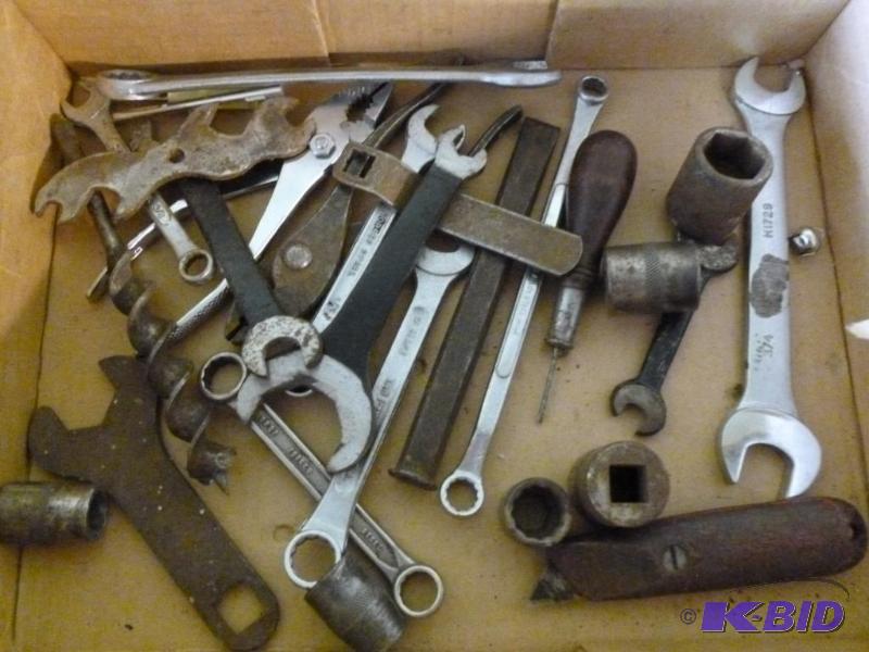 lot 36 image: Large assortment of tools that includes socke...