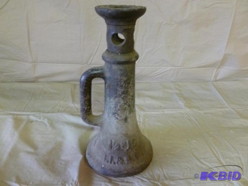 lot 38 image: Vintage cast iron jack stand that measures 13...