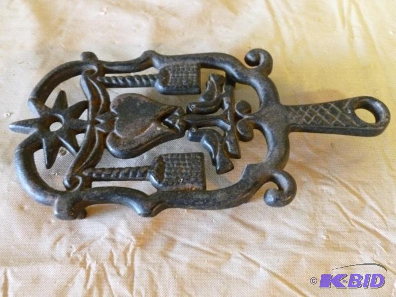lot 43 image: Vintage cast iron pan trivet that measures 8 ...