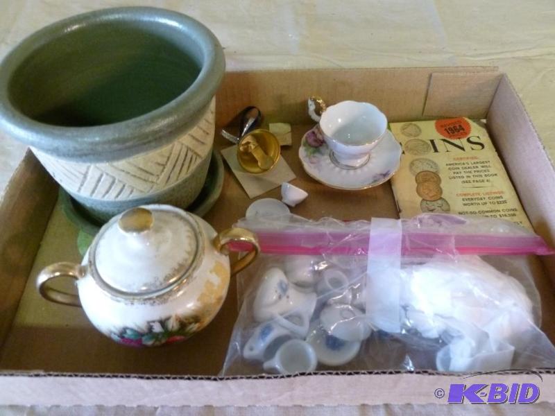lot 54 image: This lot consists of porcelain kids dishes, 1...