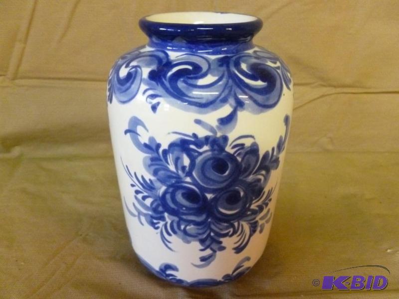 lot 65 image: Beautiful cobalt blue designed porcelain vase...