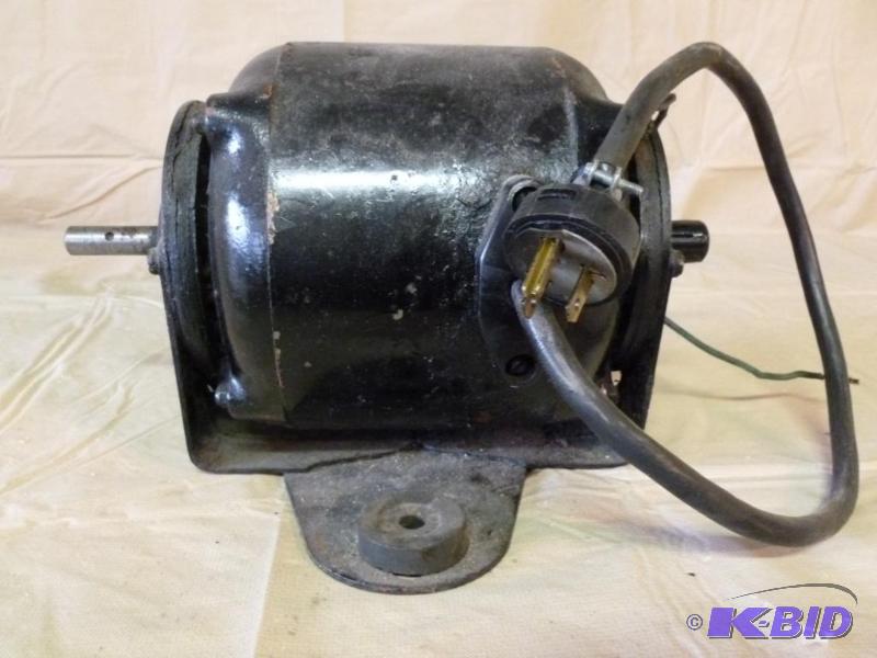 lot 8 image: Heavy duty electric motor, I cant make out t...