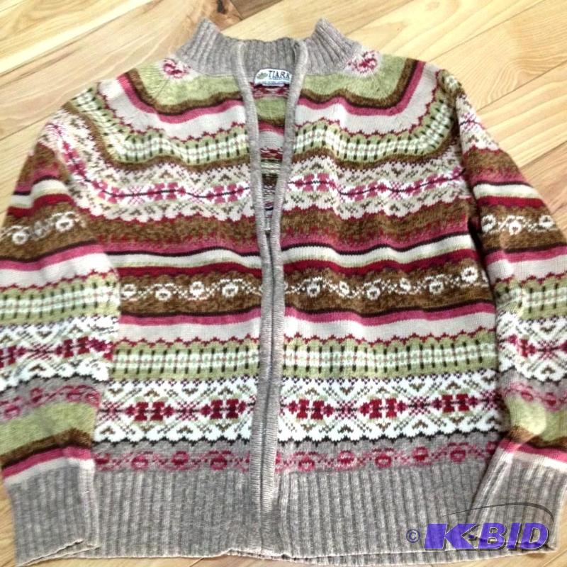 lot 114 image: Beautiful TIARA Sweater- size is medium...