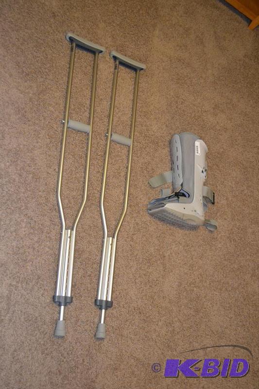 lot 44 image: Medical equipment - crutches &amp Aircast bo...