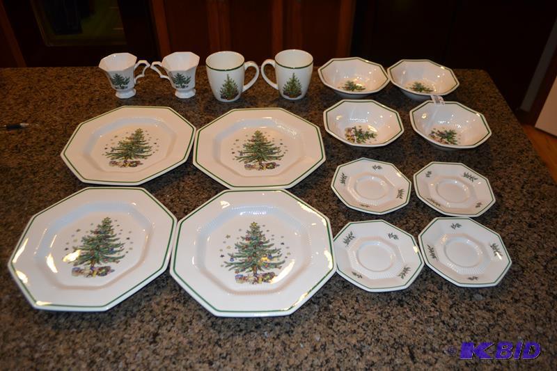 lot 67 image: Christmastime set of four plates, sauce, cups...