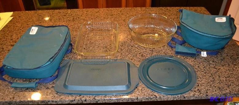 lot 69 image: Two Pyrex portable hot  cold packs 14x9 11x5...