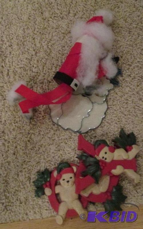 lot 23 image: Mixed lot of Christmas Dcor, Bear &quotJoy&q...