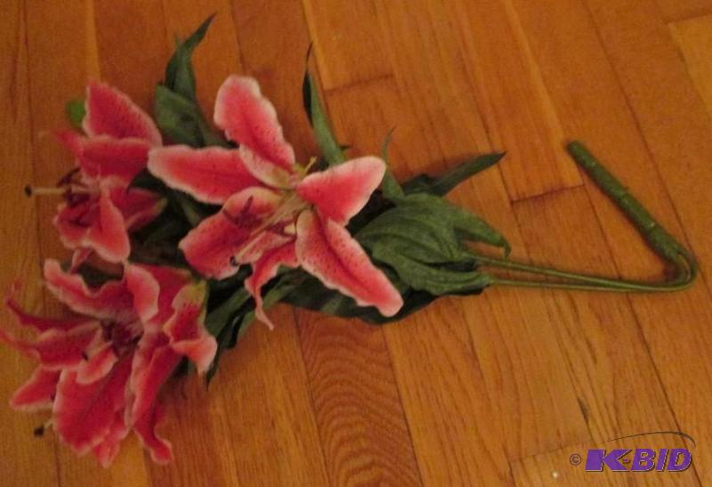 lot 29 image: Small group of silk flowers...