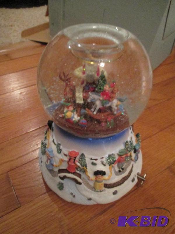 lot 35 image: Partylite &quotSanta At His Shop" Teali...