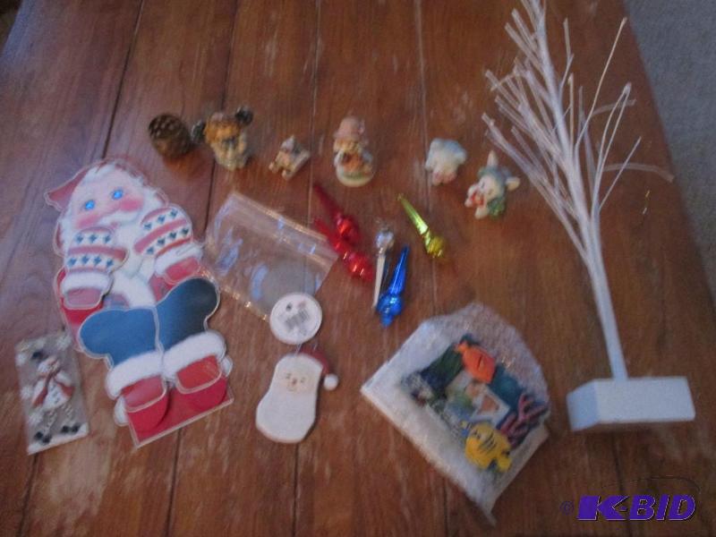 lot 60 image: small lot of holiday decorations...