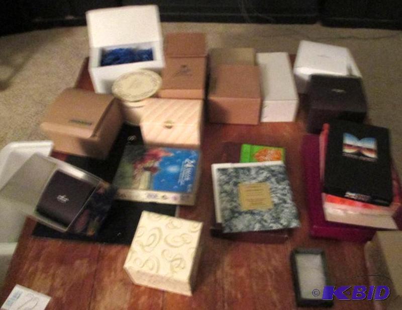 lot 72 image: mixed lot of gift boxes...