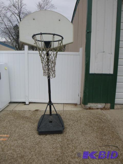 lot 10 image: Youth Basketball Hoop with Base...