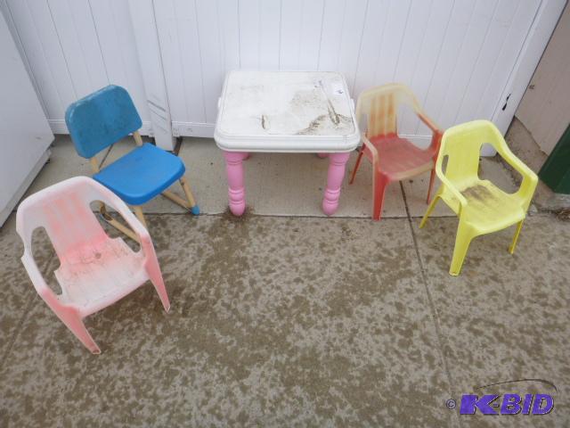 lot 11 image: Little Tikes Table with Four Chairs...