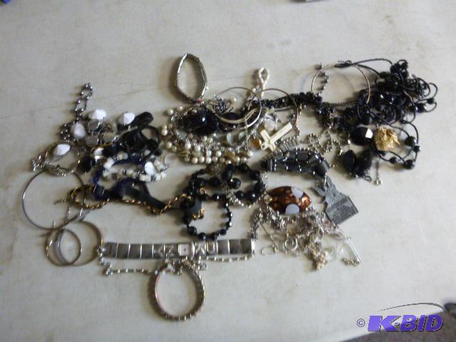 lot 142 image: Lot of Miscellaneous Costume Jewelry...