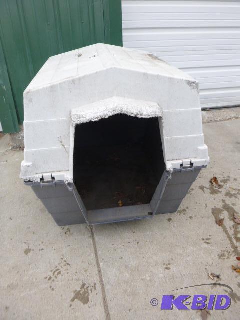 lot 21 image: Dog House 32" X 37"...