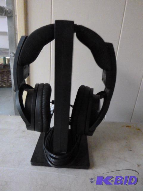 lot 48 image: Sony Wireless Headphones MDL-RF985R - with ch...