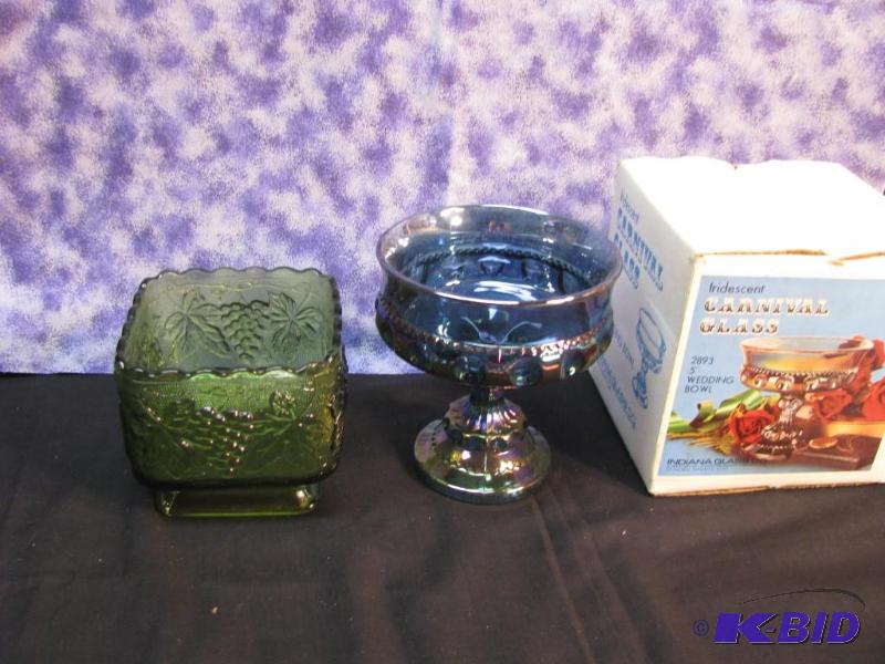 lot 7 image: Iridescent carnival glass 5" wedding bow...