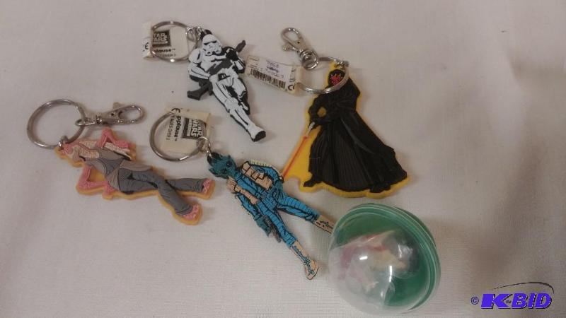 LOT OF 4 APPLAUSE KEYCHAINS INCLUDING DARTH M...