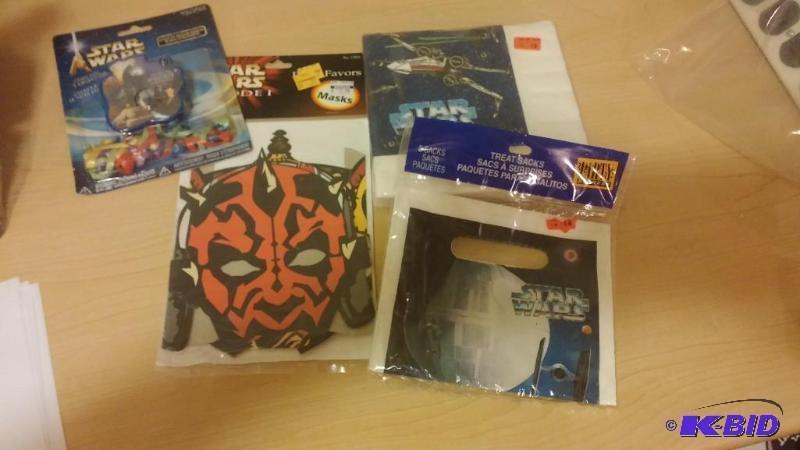 Lot of Star Wars party Supplies. Includes 8 R...