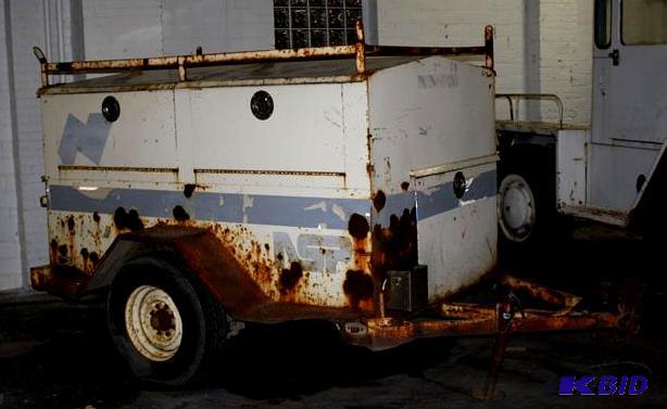 lot 4 image: 1990 Single axle tool trailer with electric b...