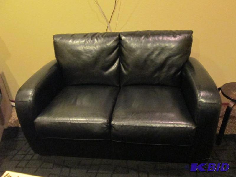 lot 19 image: Leather Couch