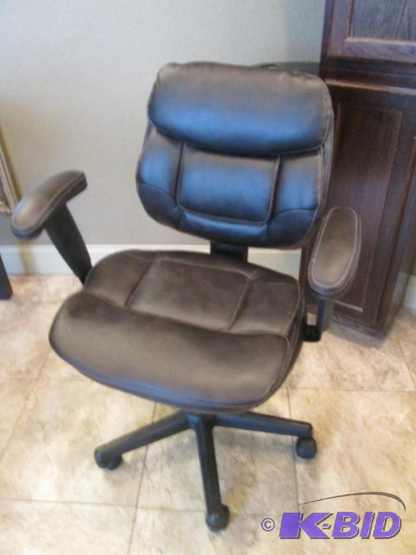 lot 26 image: Bonded Leather Executive Chair