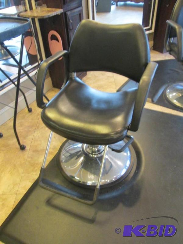 lot 31 image: Salon Styling Chair