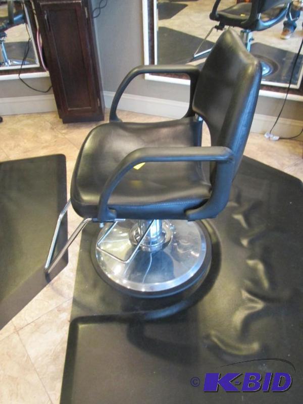 lot 32 image: Salon Styling Chair