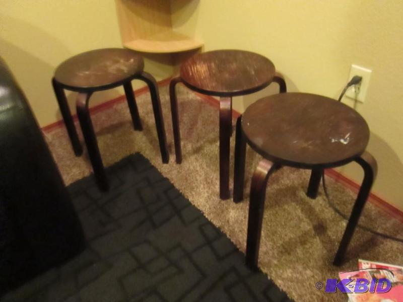 lot 40 image: (3) - Round End Tables