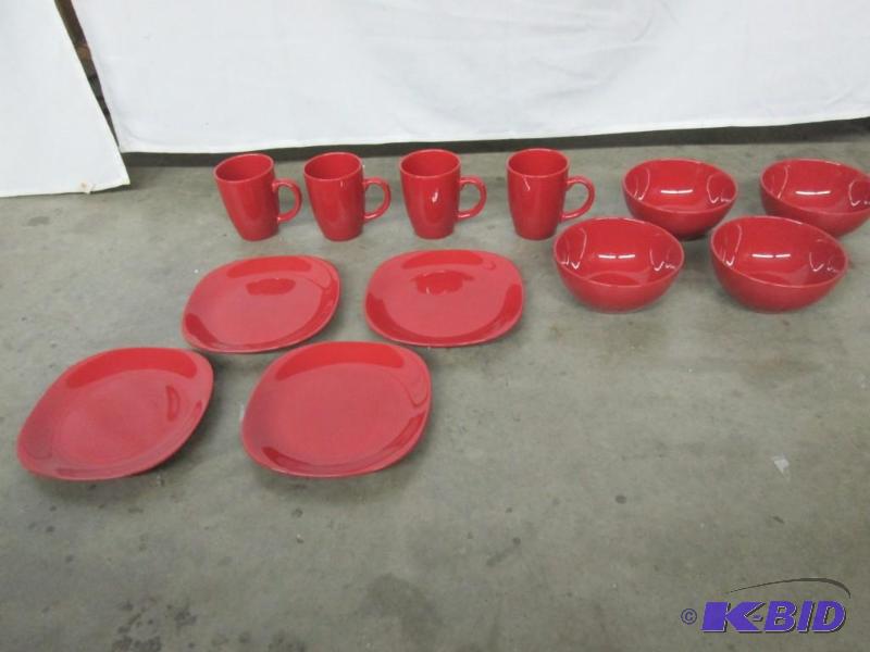 lot 25 image: Thompson Pottery Quadro Dinnerware Set