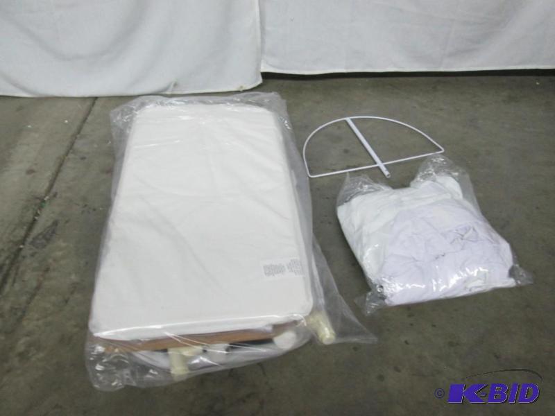 lot 26 image: Badger Basket Company Majesty Bassinet - White