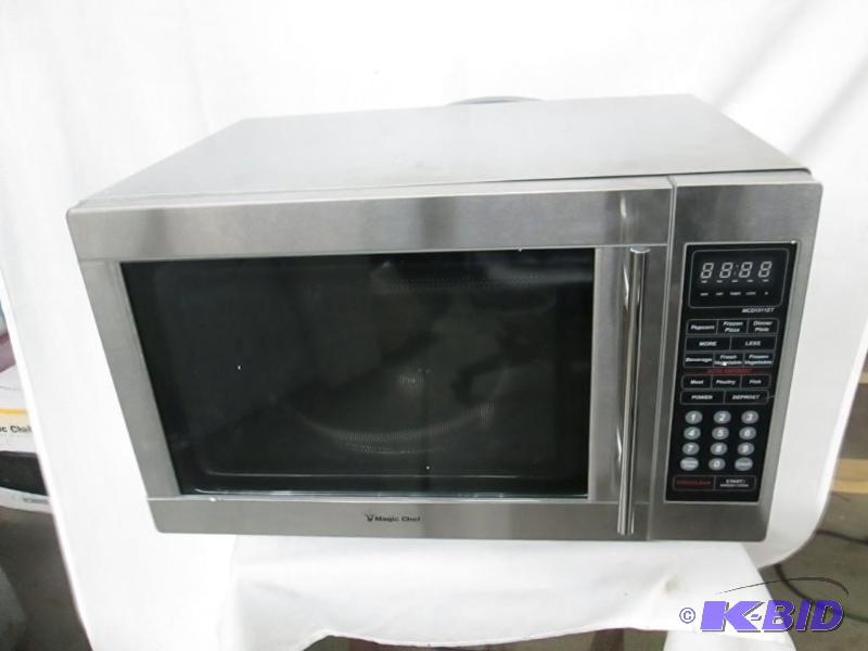 lot 45 image: Magic Chef 1.3 cu. ft. 1100 Watt Microwave
