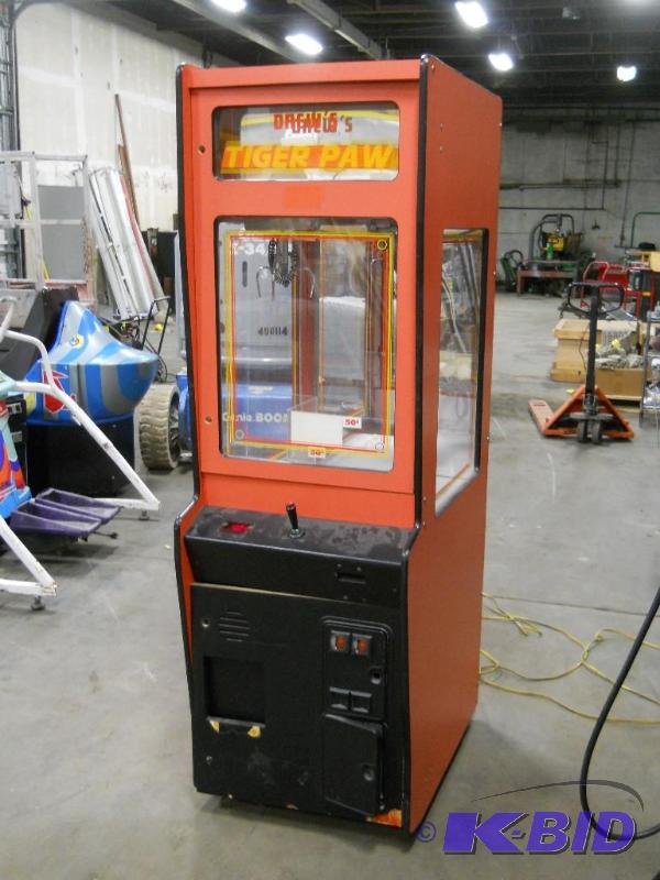 lot 13 image: Drews Tiger Paw Redemption Claw Game