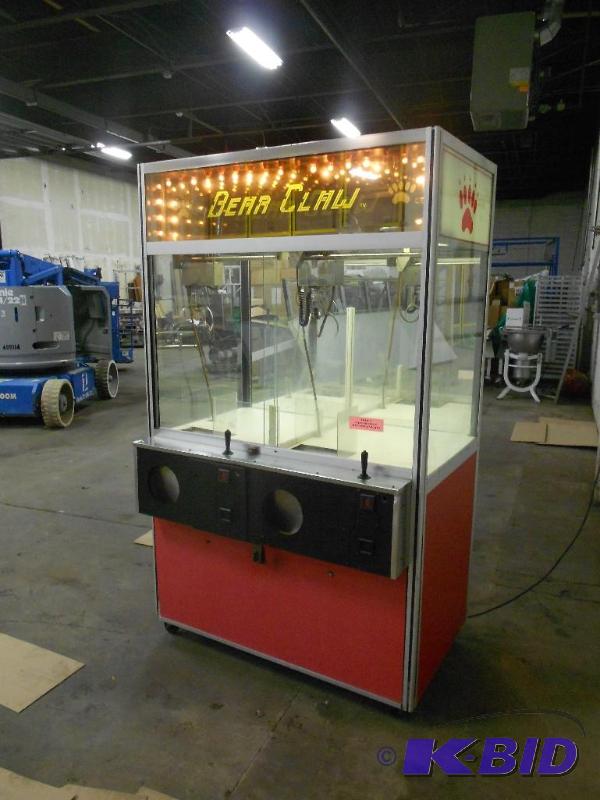 lot 6 image: Bear Claw Redemption Game