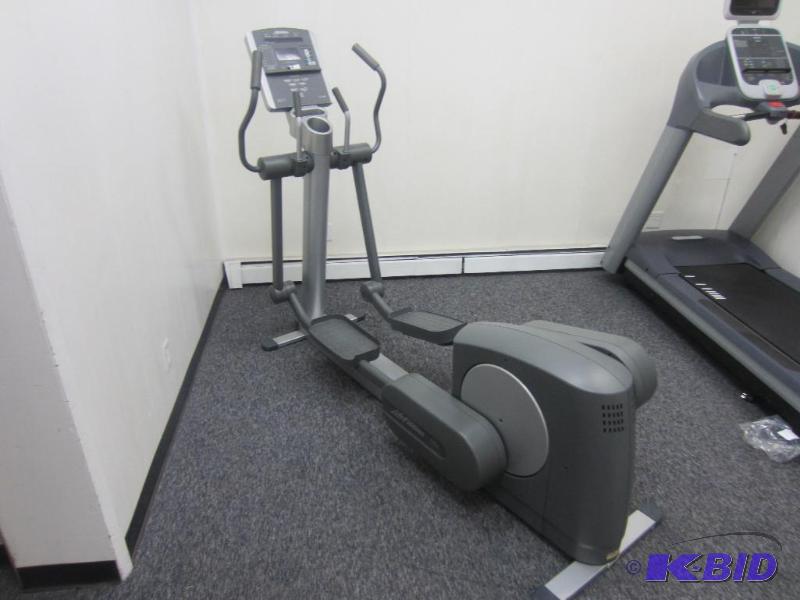 lot 17 image: Life Fitness 93x Commercial Grade Elliptical
