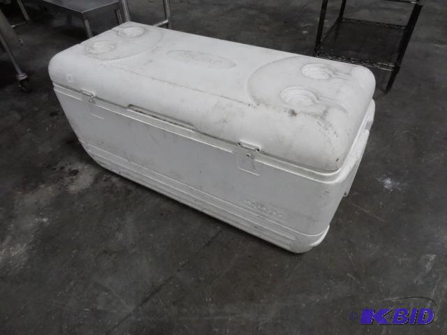 lot 55 image: Large Igloo Cooler. Needs Cleaning...