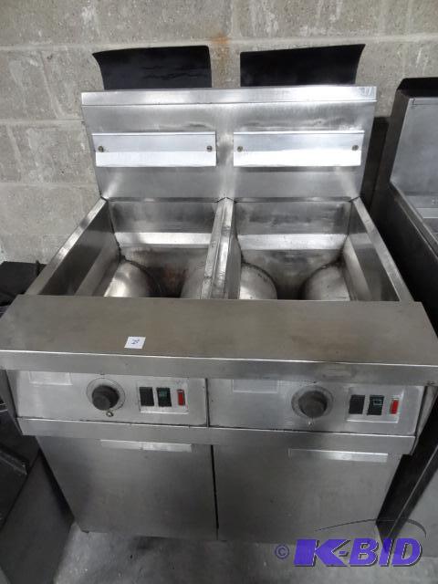 lot 74 image: FryMaster Double Basin Fryer. Natural Gas on ...