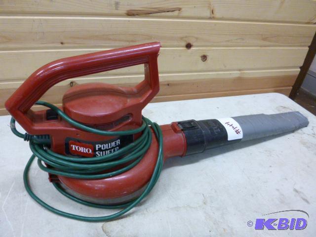lot 144 image: Toro Electric Leaf Blower Tested and works....