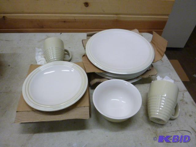 lot 161 image: Pfaltzgraff&nbspCappuccino Dinnerware Set...