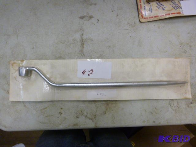 lot 28 image: 652 Wrench...