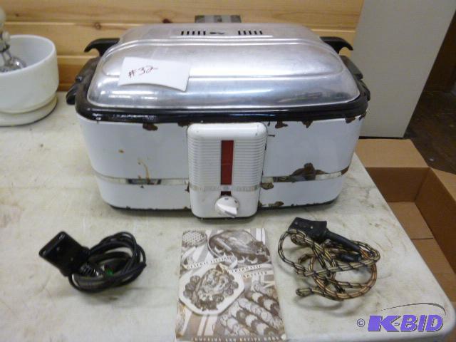 lot 32 image: General Electric Roaster Tested and works....