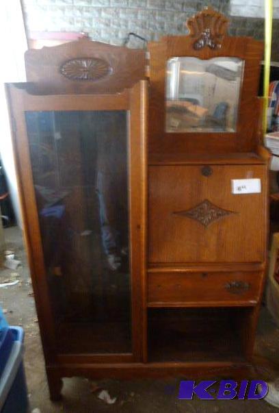 lot 4 image: Vintage HutchDesk Broken top, missing handle...