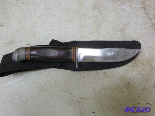lot 43 image: Sharp Hunting Knife with Sheath...