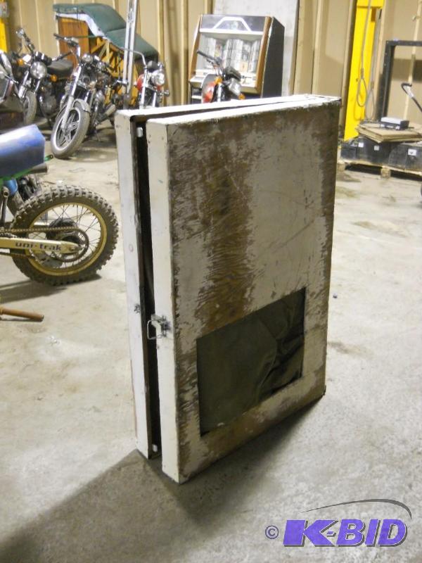 lot 15 image: Ice Fishing House