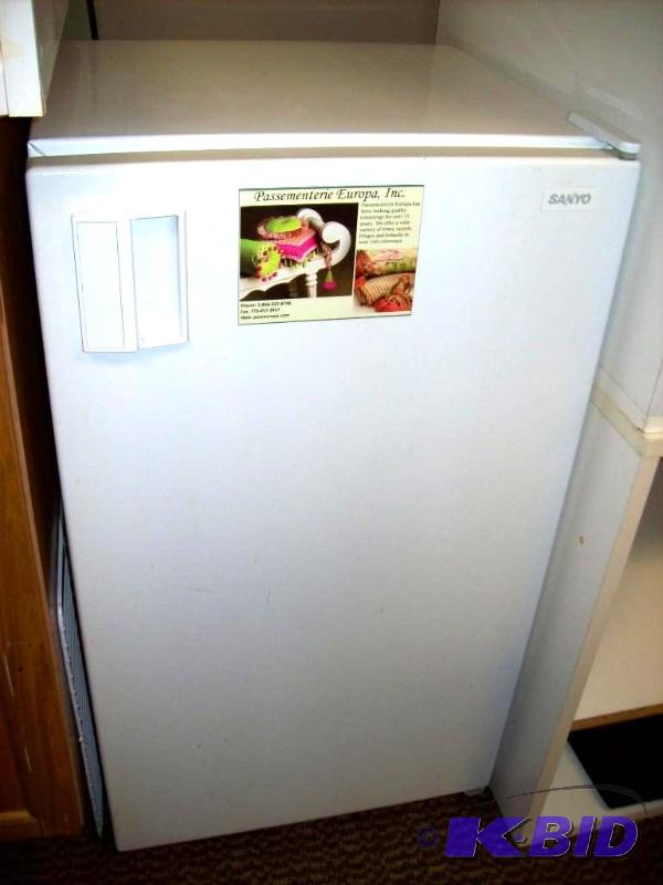 Sanyo mini fridge - 33&quoth x 19&quotw x 2...