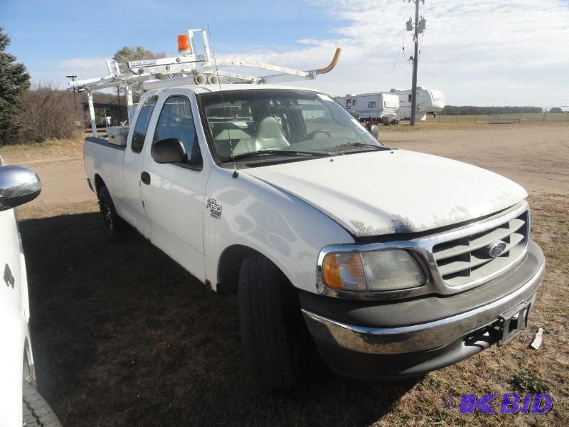 lot 1004 image: 2000 Ford 2x4