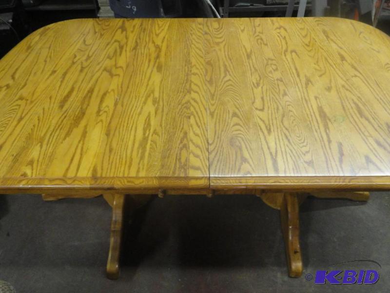 lot 1005 image: Oak Table
